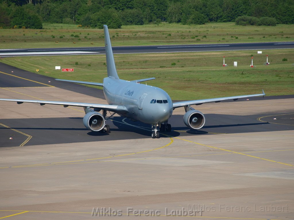 Lufthansa Airbus A 380 zu Besuch Flughafen Koeln Bonn P067.JPG